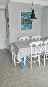 Maisons de vacances Charmante maison a Guilvinec avec piscine partagee : photos des chambres