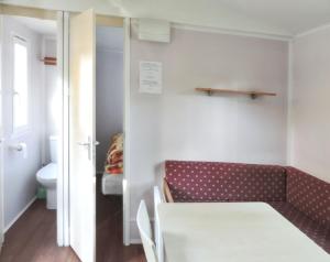 Maisons de vacances Bungalow charmant a Rochechouart avec vue sur lac : photos des chambres