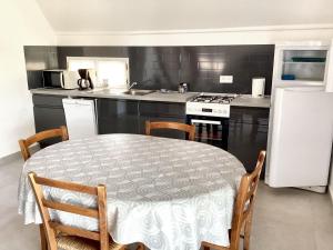 Maisons de vacances Maison conviviale avec jardin a Saint-Nazaire-de-Pezan : photos des chambres