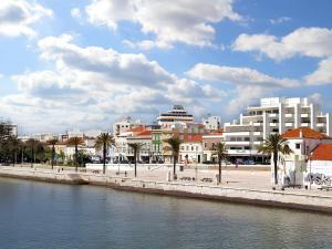 Welcoming 55 sqm Apartment in Portimão with Garden View