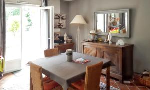 Villa spacieuse à Agde avec piscine et jardin.