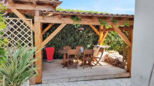 Villa spacieuse à Agde avec piscine et jardin.