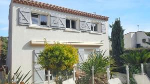 Villa spacieuse à Agde avec piscine et jardin.