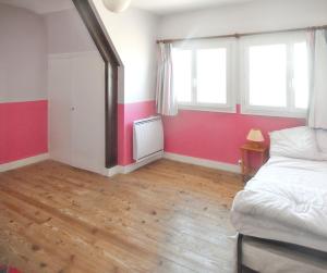 Maisons de vacances Maison spacieuse avec vue sur la mer a Arromanches-les-Bains : photos des chambres
