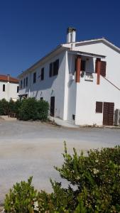 Habitación con cama extragrande.