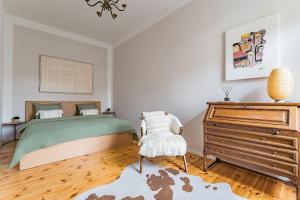 Next to Cathedral Square, Stylish 2BD Gem, Skapo St