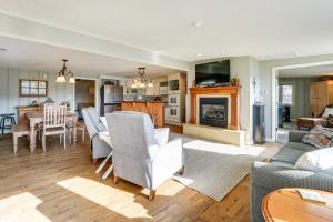 Cozy Table Rock Lake Boathouse with Pool Access