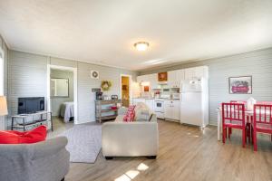 Lake Views and On-Site Hiking Cape Fair Cottage