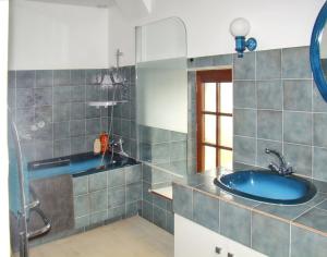 Maisons de vacances Maison charmante a Sougeal avec superbe jardin : photos des chambres
