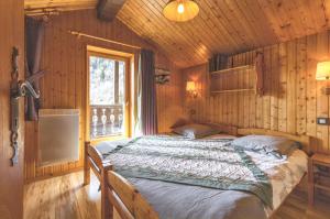 Chalets Chalet chaleureux a Champagny-en-Vanoise avec jacuzzi : photos des chambres