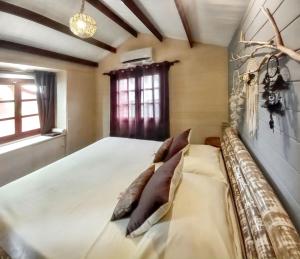 Charming house in Albion + enclosed garden and shared pool