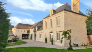 Maison confortable à Saint-Germain-du-Pert avec piscine privée