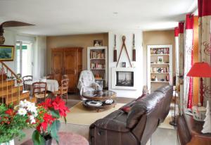 Maison confortable à Saint-Germain-du-Pert avec piscine privée