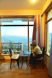 Valley View 1 BHK Boutique Suite by Hillspeak Homes