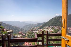 Valley View 1 BHK Boutique Suite by Hillspeak Homes