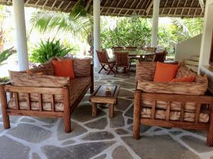 Spacious accessible house in Watamu, shared pool