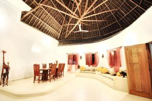 Spacious accessible house in Watamu, shared pool