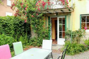 Maison accueillante à Bagnères-de-Luchon avec vue sur la montagne.b