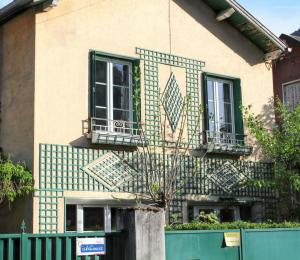 Maison accueillante à Bagnères-de-Luchon avec vue sur la montagne.b