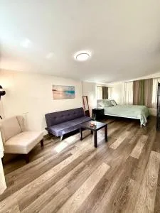 House of Hollywood - entire unit, centrally located, free parking - Carver Ranches