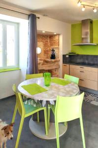 Maisons de vacances Maison charmante avec piscine a Loupiac : photos des chambres