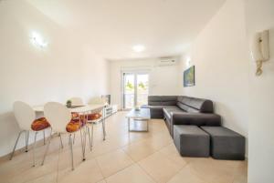 Comfy apartment in Vrsi with fenced garden