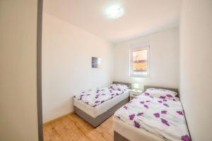 Comfy apartment in Vrsi with fenced garden