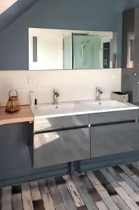 Maisons de vacances Maison spacieuse a Le Vivier-sur-Mer, proches des commodites : photos des chambres