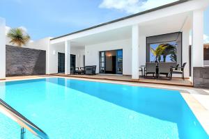 Elegant Villa near Playa Blanca, private pool, garden.