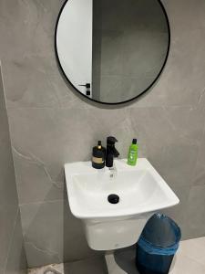 شقه كبيره فاخره بموقع مميز