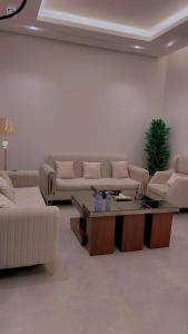 شقه كبيره فاخره بموقع مميز