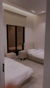 شقه كبيره فاخره بموقع مميز