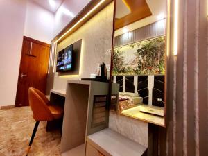 Premium Homestay Near Banke Bihari Ji with Power Backup-Free WiFi-Washing Machine in 1BHK