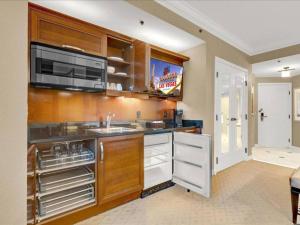 Ultimate Vegas Trip with Sphere View, Pool and Gym