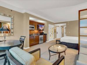 Ultimate Vegas Trip with Sphere View, Pool and Gym