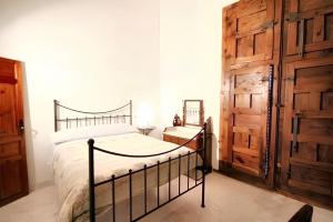 Charming House in Ayora + Terrace