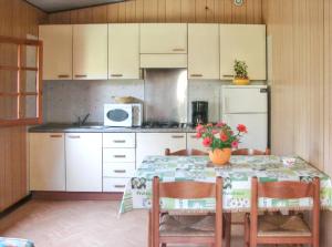 Maisons de vacances Bungalow confortable a Santa-Lucia-di-Moriani 38 m² jardin spacieux : photos des chambres