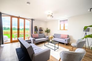 Sleeps 28 I Luxurious 3-Barn Retreat I 3 Hot Tubs I Games room