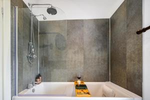 Sleeps 28 I Luxurious 3-Barn Retreat I 3 Hot Tubs I Games room