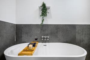 Sleeps 28 I Luxurious 3-Barn Retreat I 3 Hot Tubs I Games room