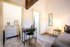 Sleeps 28 I Luxurious 3-Barn Retreat I 3 Hot Tubs I Games room