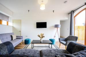 Sleeps 28 I Luxurious 3-Barn Retreat I 3 Hot Tubs I Games room