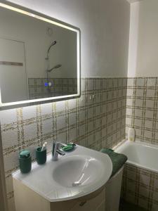 Petit deux pièces avec piscine