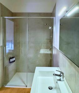 3 Rooms - 3 Bath - Bright Modern Apartment