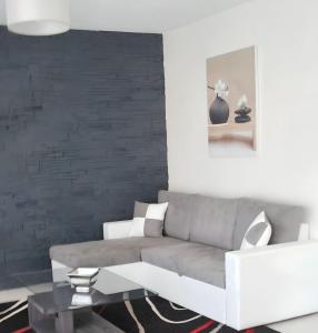 Appartements Appartement charmant avec vue sur la mer au Cannet - 58 m² : photos des chambres