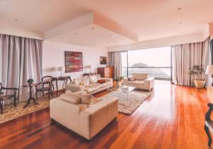 Spacious house with sea view in Caniço + private pool