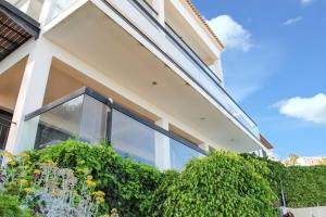 Spacious house with sea view in Caniço + private pool