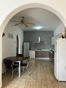 S1 Double room, shared bathroom