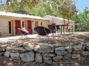 Maison charmante avec jacuzzi et vue sur montagne à Sartène