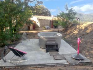 Maison charmante avec jacuzzi et vue sur montagne à Sartène
